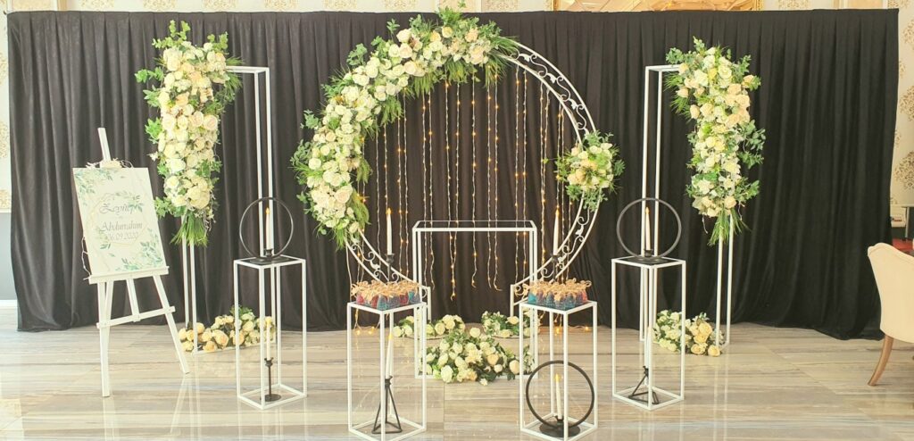 ARKA SİYAH FONLU BEYAZ TASARIM GENİŞ KONSEPT