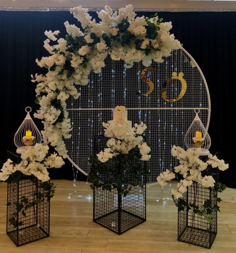 BEYAZ FİLE VE SİYAH ÖN SEHPALAR