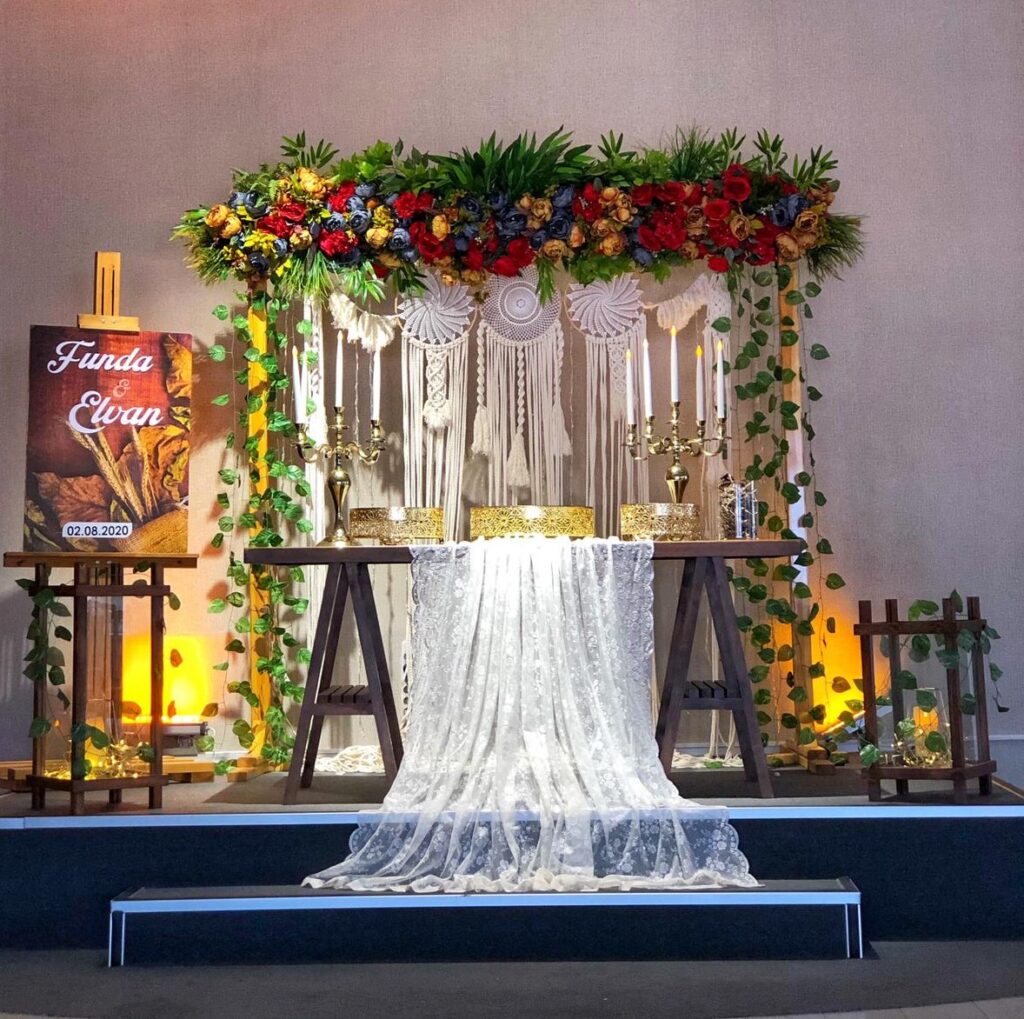 ÇİÇEKLİ VE AHŞAP KONSEPTLİ MAKROME