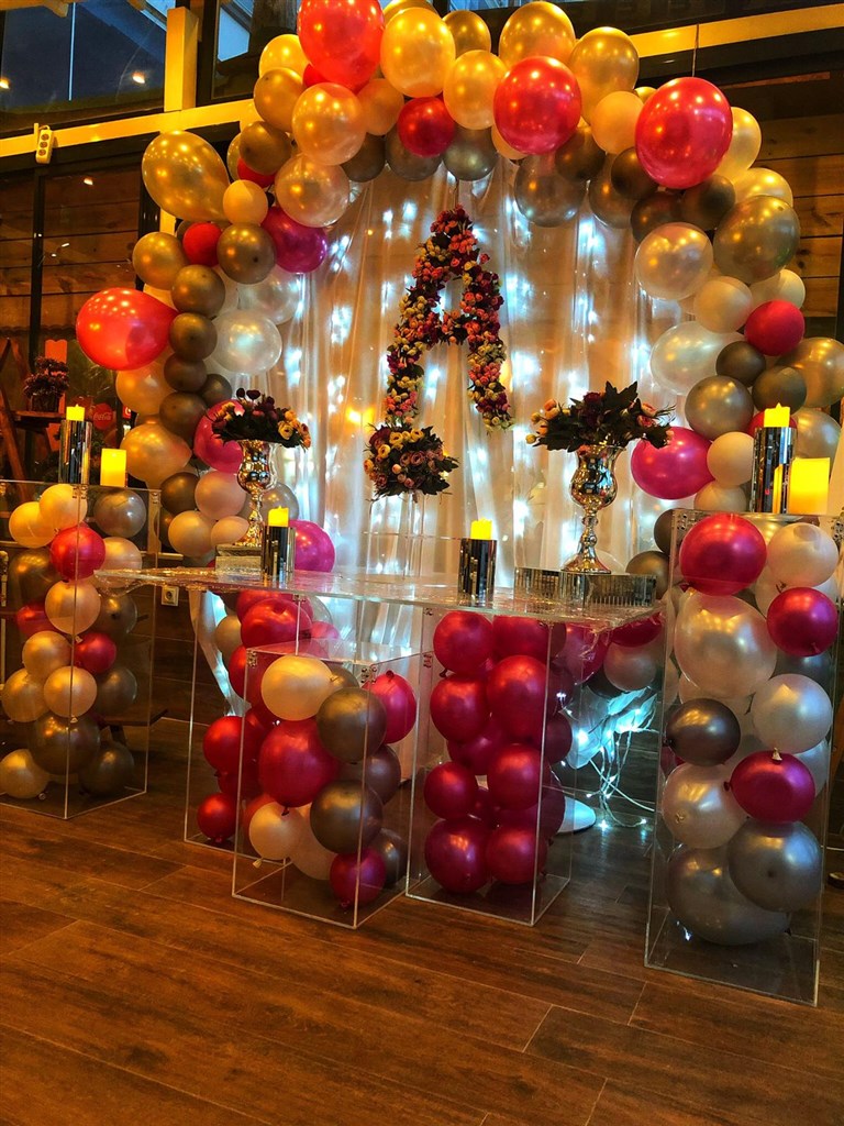 PLEKSİ MASA VE BALON