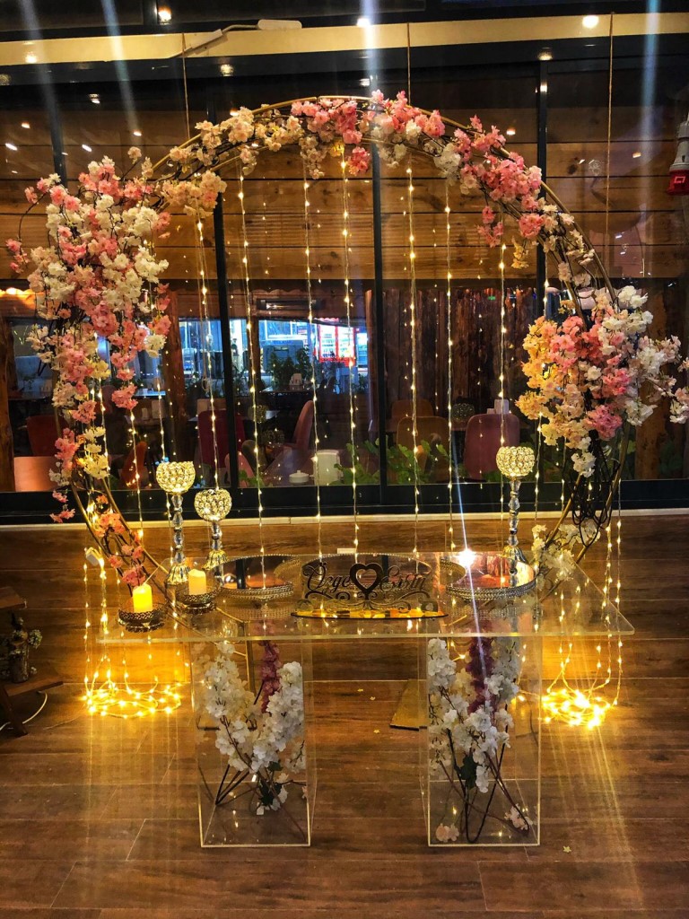 SARKAN PEMBELİ BAHAR DALI KONSEPT