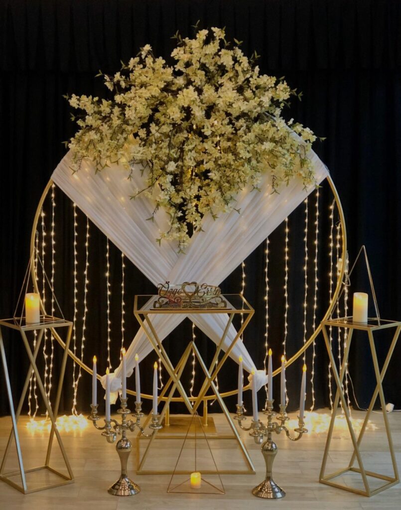 YUVARLAK ÇAĞLA BAHAR DALI VE ÇAPRAZ TÜLLÜ KONSEPT