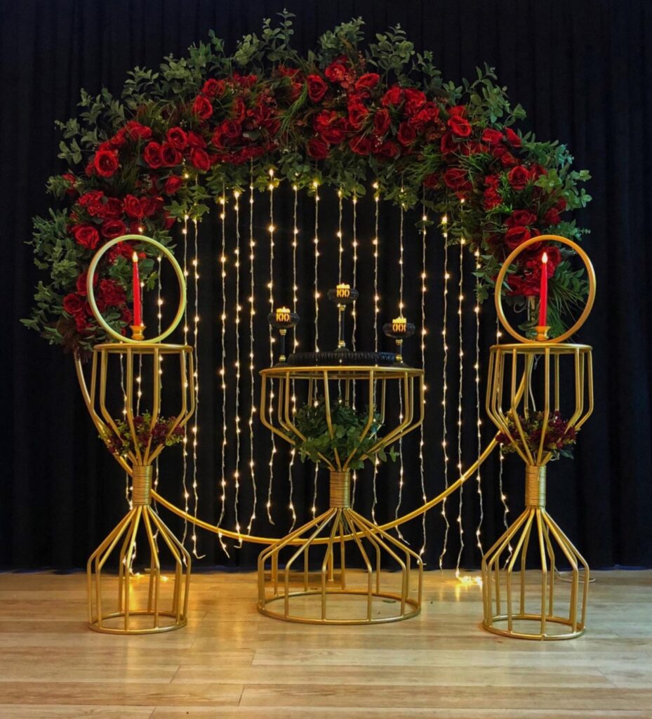 YUVARLAK KIRMIZILI YOĞUN OKALİPTUS YEŞİLLİKLİ