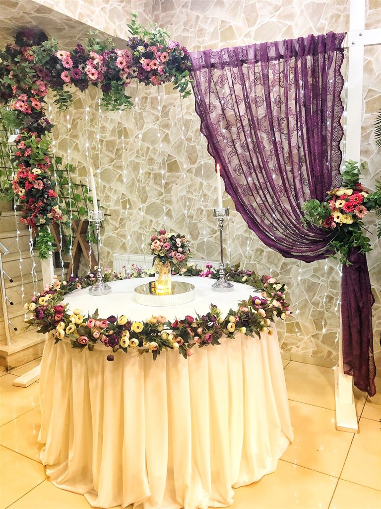 ALIŞILMIŞIN DIŞINDA YUVARLAK MASA KENARI ÇİÇEKLİ KONSEPT