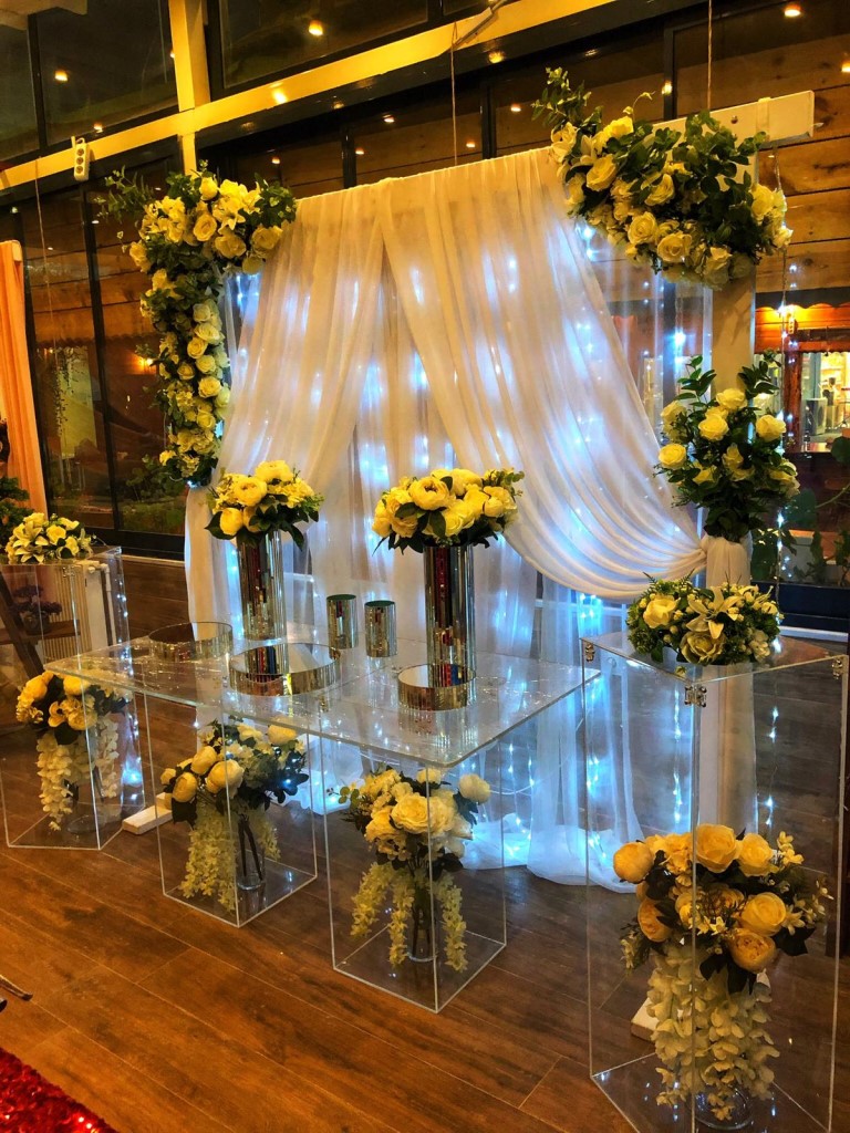 PLEKSİ MASA BEYAZ ÇİÇEK KONSEPT