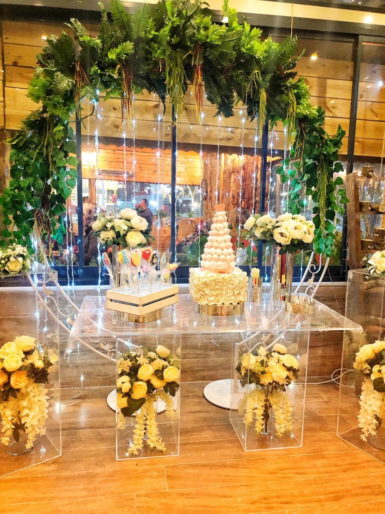 YAPAY TROPİKAL YEŞİLLİK VE PLEKSİ MASA