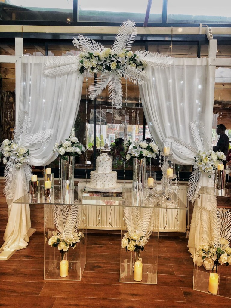 BEYAZ YAPRAKLI PLEKSİ KONSEPT