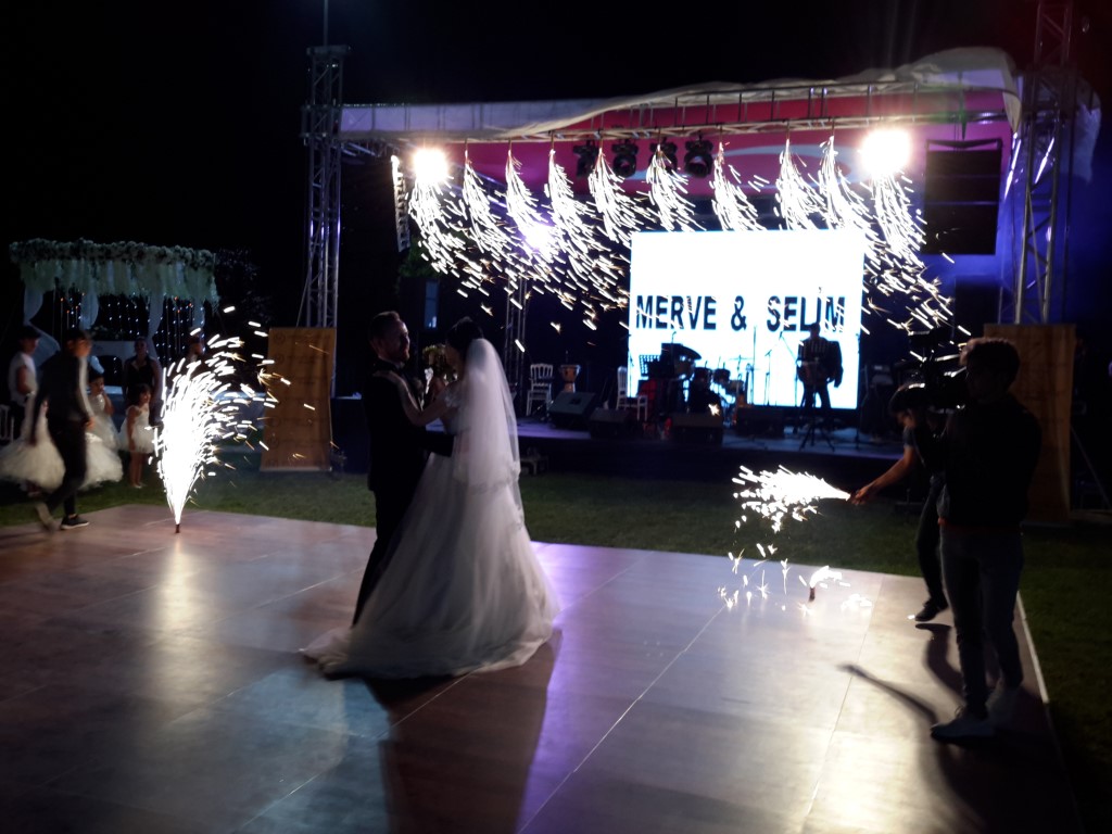 DEDEMAN BAHÇE DANS SAHNE VE ŞELALE