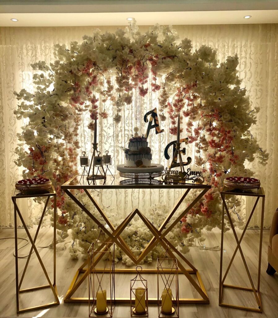 YUVARLAK BAHAR DALLI PRİZMA MASA LI KONSEPT